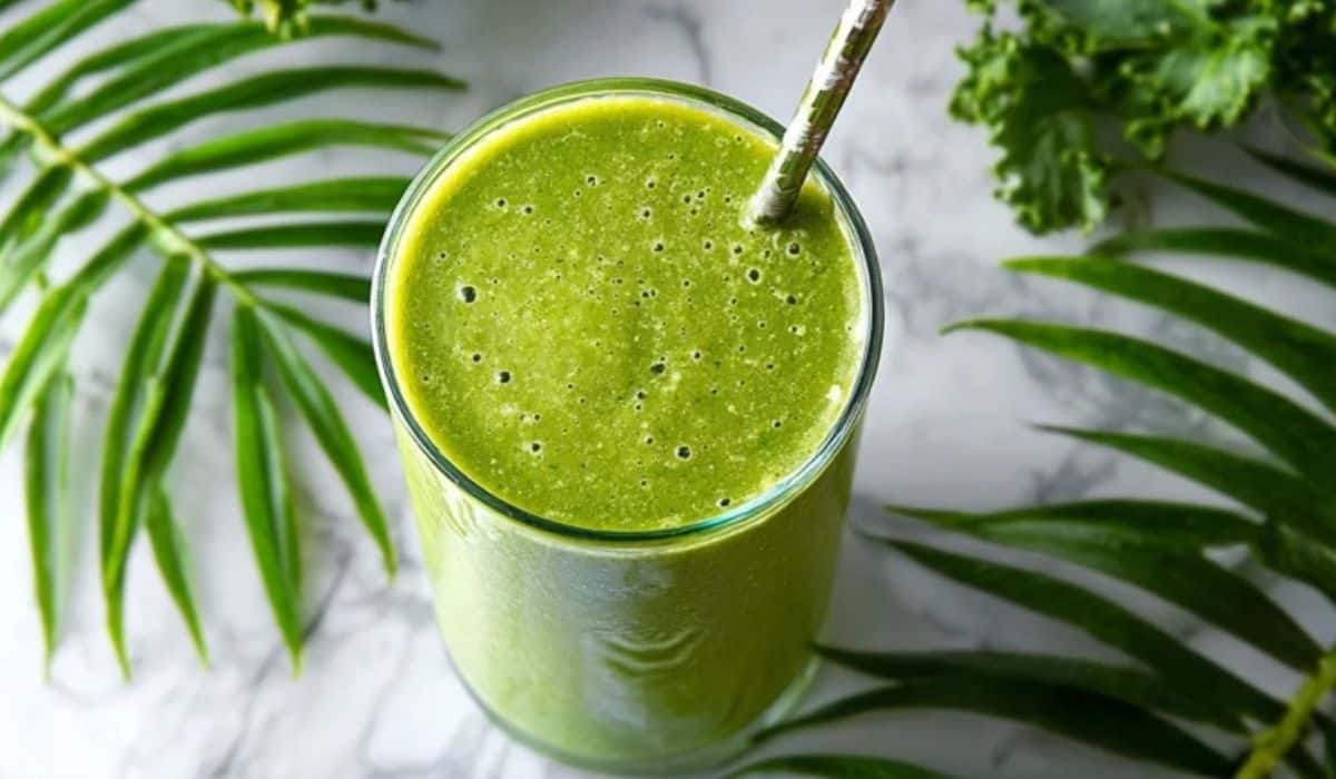 Tropikale Green Smoothie served with tropical style